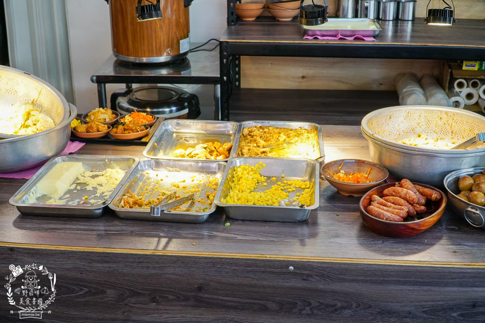 高雄[嫩嫩燒肉飯]雙拼便當燒肉+燒雞腿人氣激推!無限供應的免費湯品料超級澎湃!