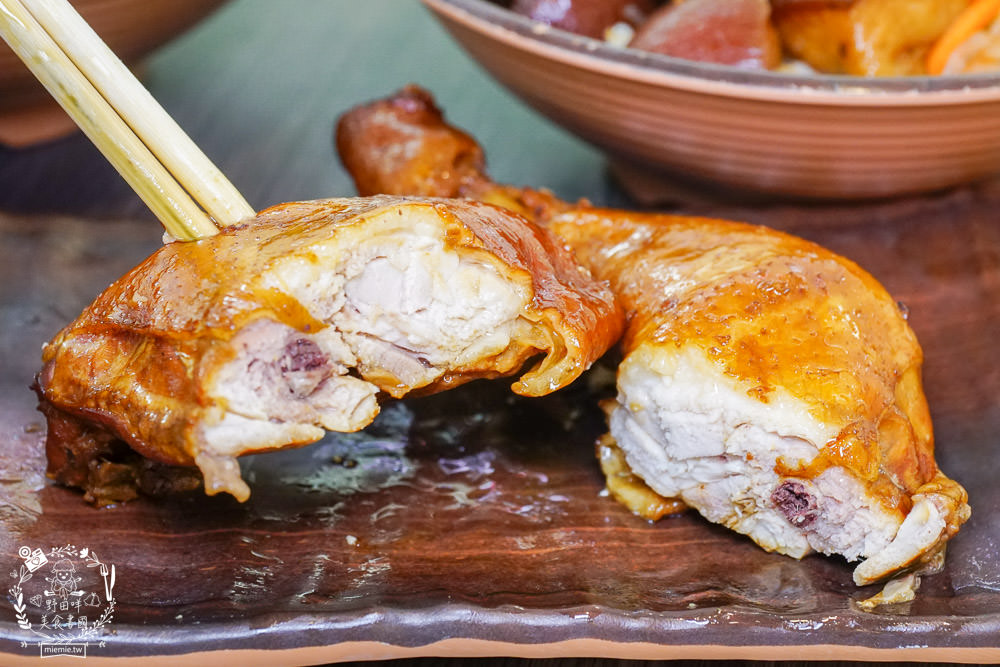 高雄[嫩嫩燒肉飯]雙拼便當燒肉+燒雞腿人氣激推!無限供應的免費湯品料超級澎湃!