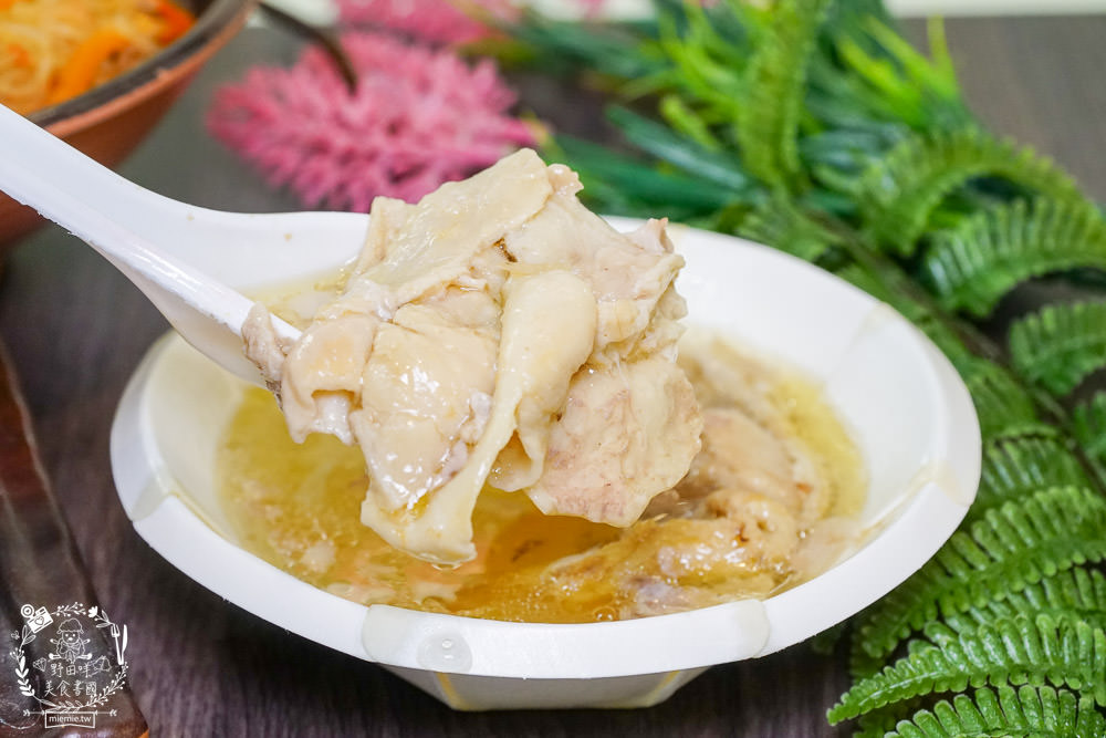 高雄[嫩嫩燒肉飯]雙拼便當燒肉+燒雞腿人氣激推!無限供應的免費湯品料超級澎湃!