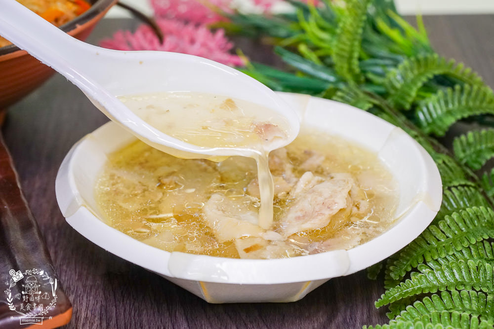 高雄[嫩嫩燒肉飯]雙拼便當燒肉+燒雞腿人氣激推!無限供應的免費湯品料超級澎湃!