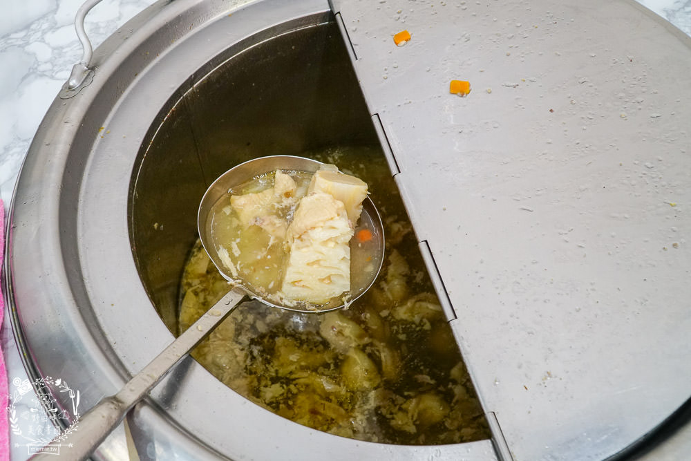 高雄[嫩嫩燒肉飯]雙拼便當燒肉+燒雞腿人氣激推!無限供應的免費湯品料超級澎湃!