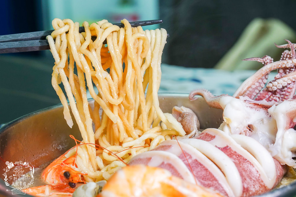 家遇鮮海鮮鍋燒專賣武廟店|東港直送的海鮮多到蓋住麵了?加99元就能吃到螃蟹?白蝦肉片免費送? - 第25張圖 家遇鮮海鮮鍋燒專賣武廟店|東港直送的海鮮多到蓋住麵了?加99元就能吃到螃蟹?白蝦肉片免費送?