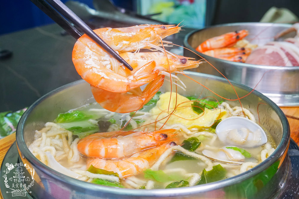 家遇鮮海鮮鍋燒專賣武廟店|東港直送的海鮮多到蓋住麵了?加99元就能吃到螃蟹?白蝦肉片免費送? - 第44張圖 家遇鮮海鮮鍋燒專賣武廟店|東港直送的海鮮多到蓋住麵了?加99元就能吃到螃蟹?白蝦肉片免費送?