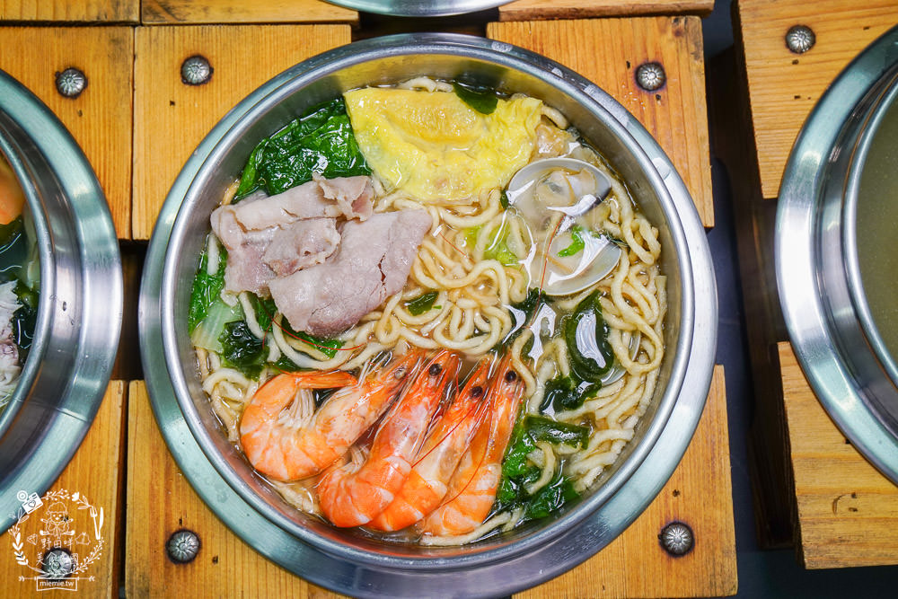 家遇鮮海鮮鍋燒專賣武廟店|東港直送的海鮮多到蓋住麵了?加99元就能吃到螃蟹?白蝦肉片免費送? - 第41張圖 家遇鮮海鮮鍋燒專賣武廟店|東港直送的海鮮多到蓋住麵了?加99元就能吃到螃蟹?白蝦肉片免費送?