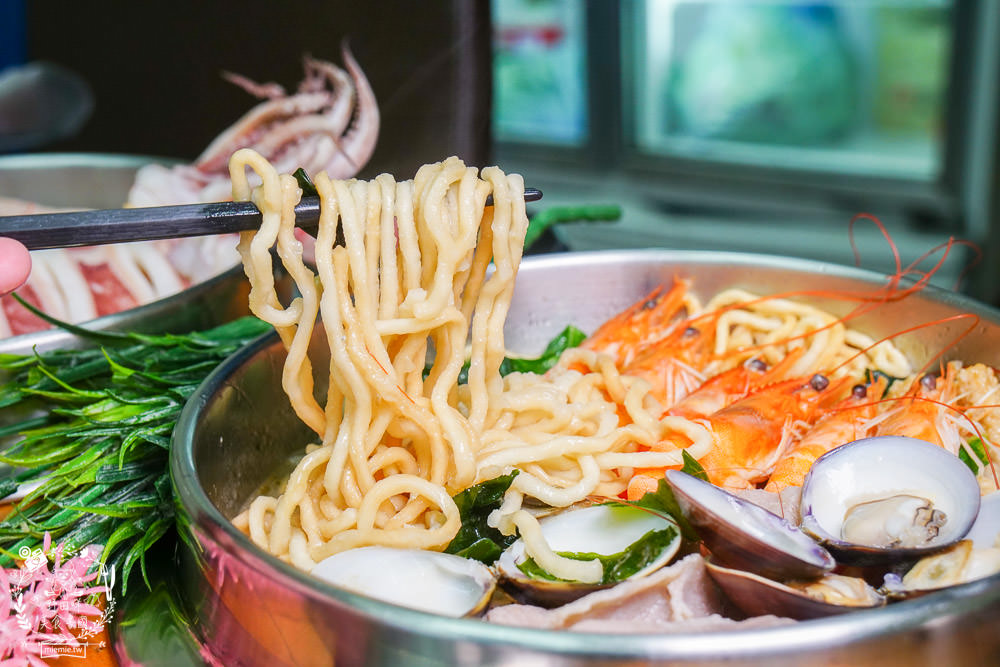 家遇鮮海鮮鍋燒專賣武廟店|東港直送的海鮮多到蓋住麵了?加99元就能吃到螃蟹?白蝦肉片免費送? - 第31張圖 家遇鮮海鮮鍋燒專賣武廟店|東港直送的海鮮多到蓋住麵了?加99元就能吃到螃蟹?白蝦肉片免費送?