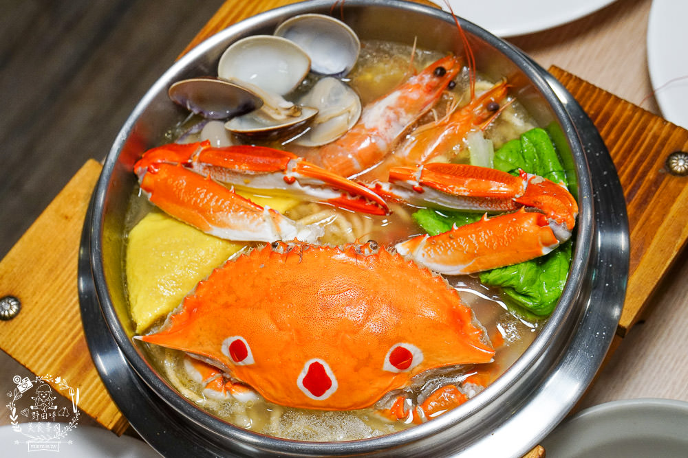 高雄[家遇鮮海鮮鍋燒麵專賣店]多種海鮮東港直送?海鮮多到把麵覆蓋!螃蟹鍋燒只要135元?