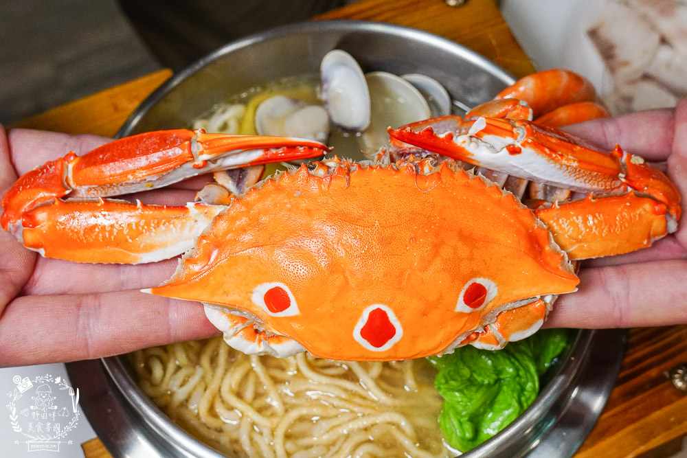 高雄[家遇鮮海鮮鍋燒麵專賣店]多種海鮮東港直送?海鮮多到把麵覆蓋!螃蟹鍋燒只要135元?