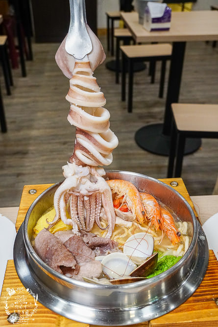 高雄[家遇鮮海鮮鍋燒麵專賣店]多種海鮮東港直送?海鮮多到把麵覆蓋!螃蟹鍋燒只要135元?
