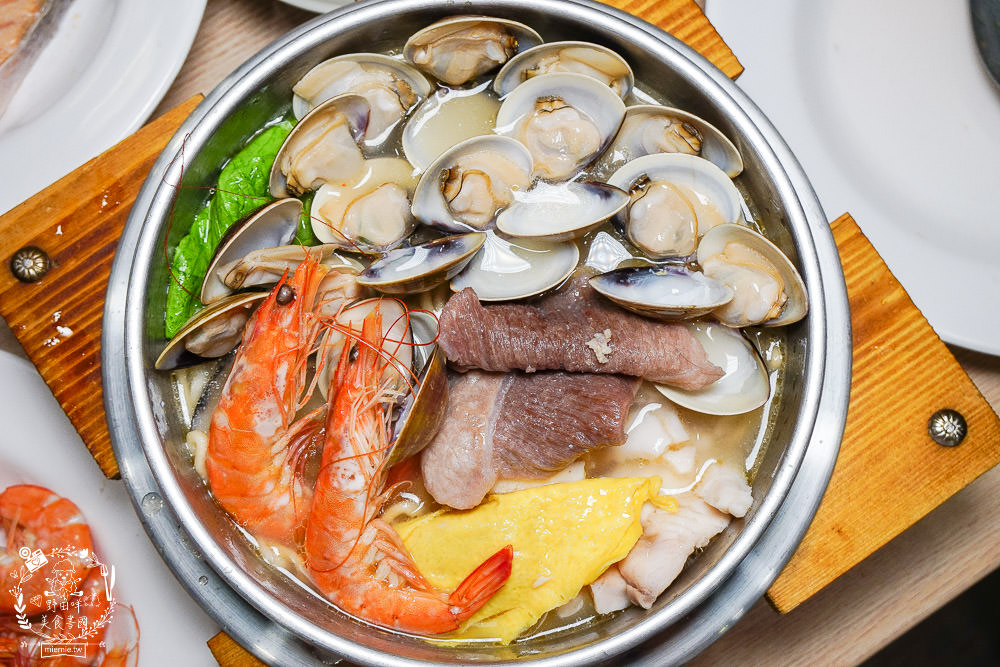 高雄[家遇鮮海鮮鍋燒麵專賣店]多種海鮮東港直送?海鮮多到把麵覆蓋!螃蟹鍋燒只要135元?