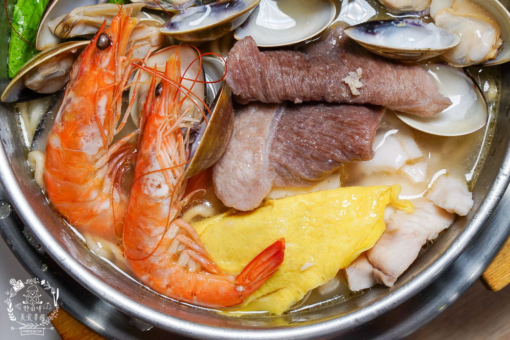 高雄[家遇鮮海鮮鍋燒麵專賣店]多種海鮮東港直送?海鮮多到把麵覆蓋!螃蟹鍋燒只要135元?