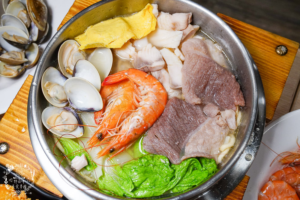 高雄[家遇鮮海鮮鍋燒麵專賣店]多種海鮮東港直送?海鮮多到把麵覆蓋!螃蟹鍋燒只要135元?