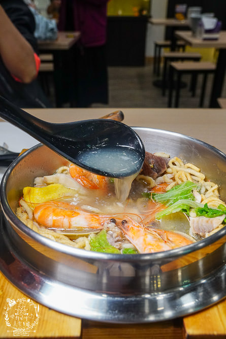 高雄[家遇鮮海鮮鍋燒麵專賣店]多種海鮮東港直送?海鮮多到把麵覆蓋!螃蟹鍋燒只要135元?