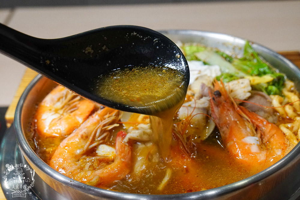 高雄[家遇鮮海鮮鍋燒麵專賣店]多種海鮮東港直送?海鮮多到把麵覆蓋!螃蟹鍋燒只要135元?