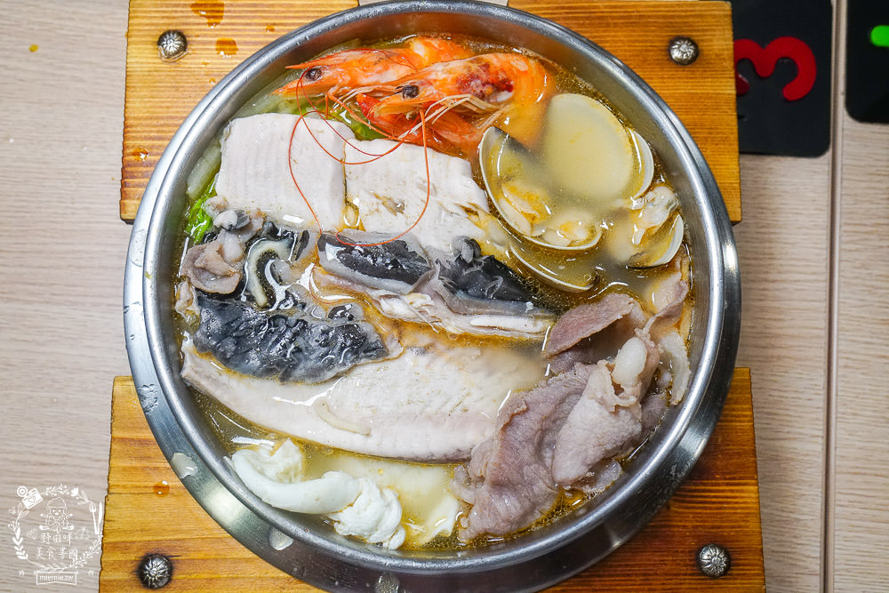 高雄[家遇鮮海鮮鍋燒麵專賣店]多種海鮮東港直送?海鮮多到把麵覆蓋!螃蟹鍋燒只要135元?