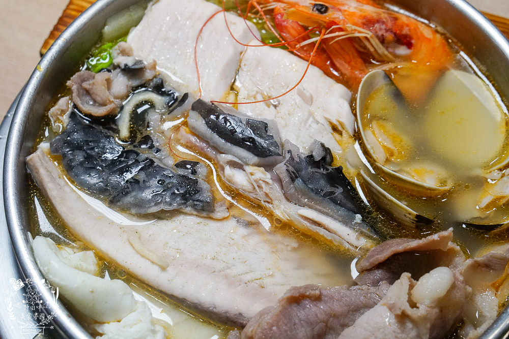 高雄[家遇鮮海鮮鍋燒麵專賣店]多種海鮮東港直送?海鮮多到把麵覆蓋!螃蟹鍋燒只要135元?
