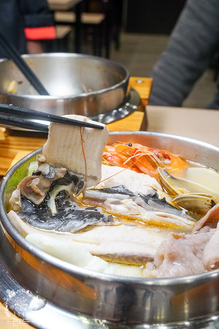高雄[家遇鮮海鮮鍋燒麵專賣店]多種海鮮東港直送?海鮮多到把麵覆蓋!螃蟹鍋燒只要135元?