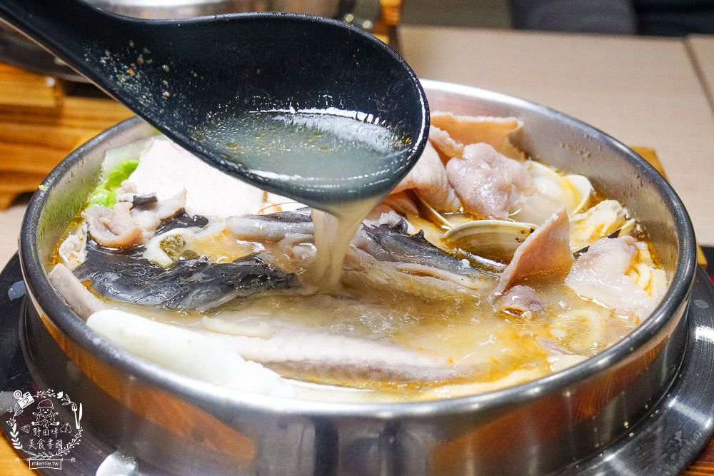 高雄[家遇鮮海鮮鍋燒麵專賣店]多種海鮮東港直送?海鮮多到把麵覆蓋!螃蟹鍋燒只要135元?