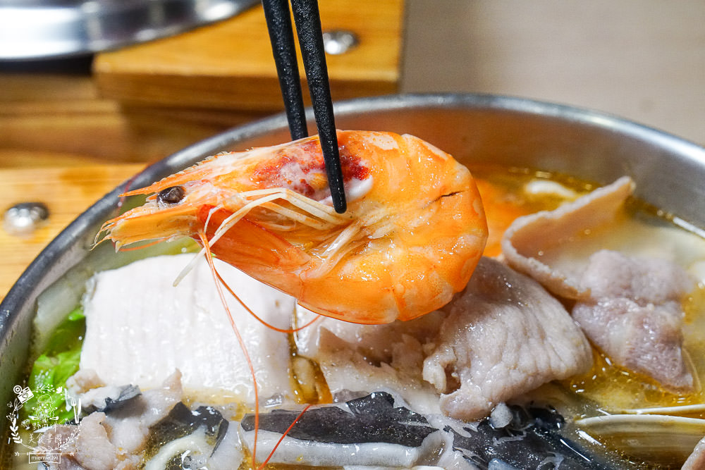 高雄[家遇鮮海鮮鍋燒麵專賣店]多種海鮮東港直送?海鮮多到把麵覆蓋!螃蟹鍋燒只要135元?
