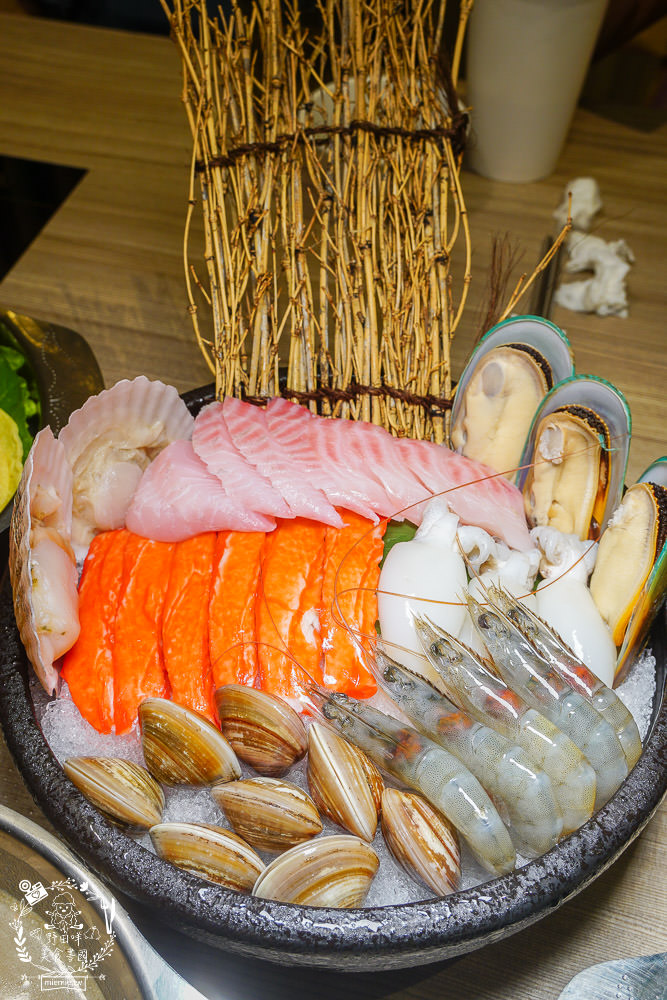 富士匠鍋物(東港店)11月週年慶優惠!888就能吃到精緻又澎湃的海陸套餐!白飯冰淇淋免費享用!四人同行送小海鮮拼盤!
