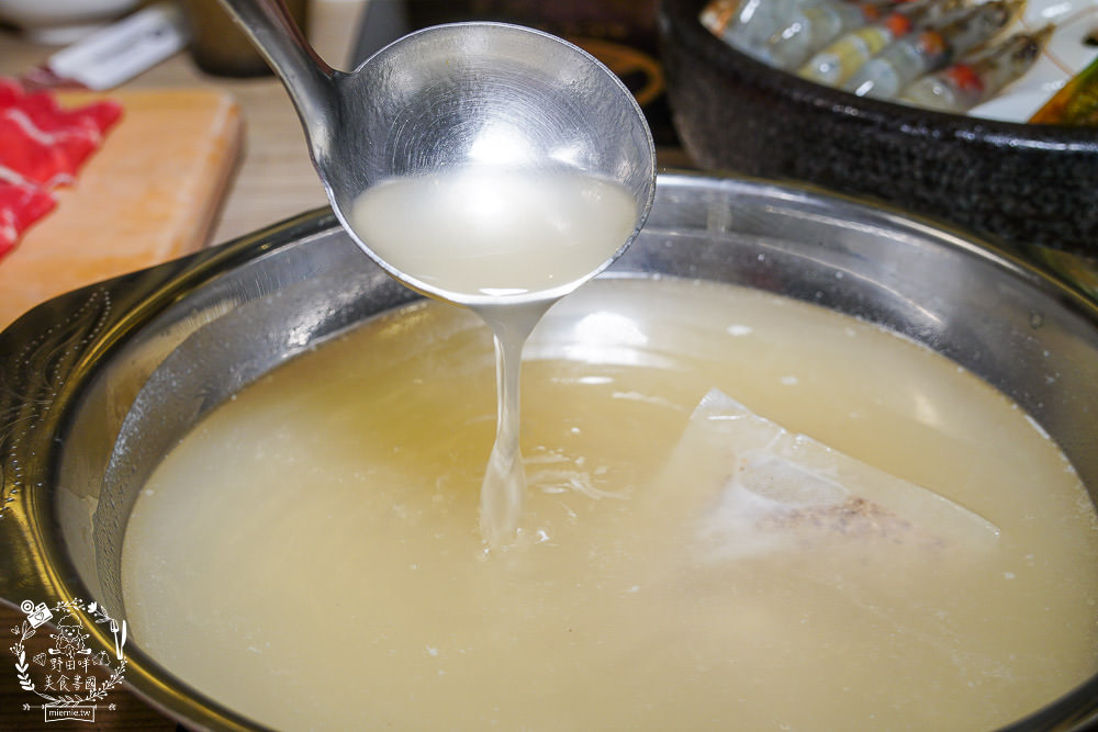 富士匠鍋物(東港店)11月週年慶優惠!888就能吃到精緻又澎湃的海陸套餐!白飯冰淇淋免費享用!四人同行送小海鮮拼盤!