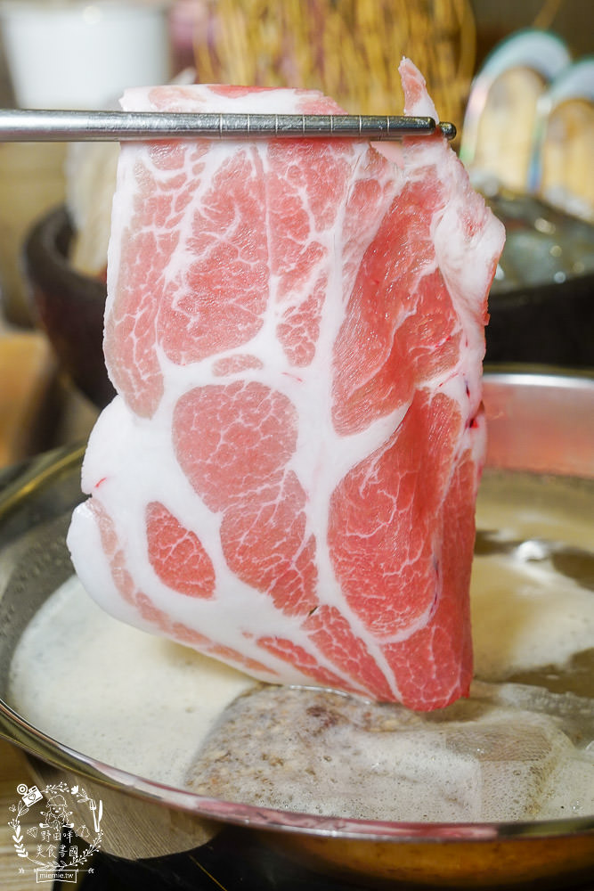 富士匠鍋物(東港店)11月週年慶優惠!888就能吃到精緻又澎湃的海陸套餐!白飯冰淇淋免費享用!四人同行送小海鮮拼盤!