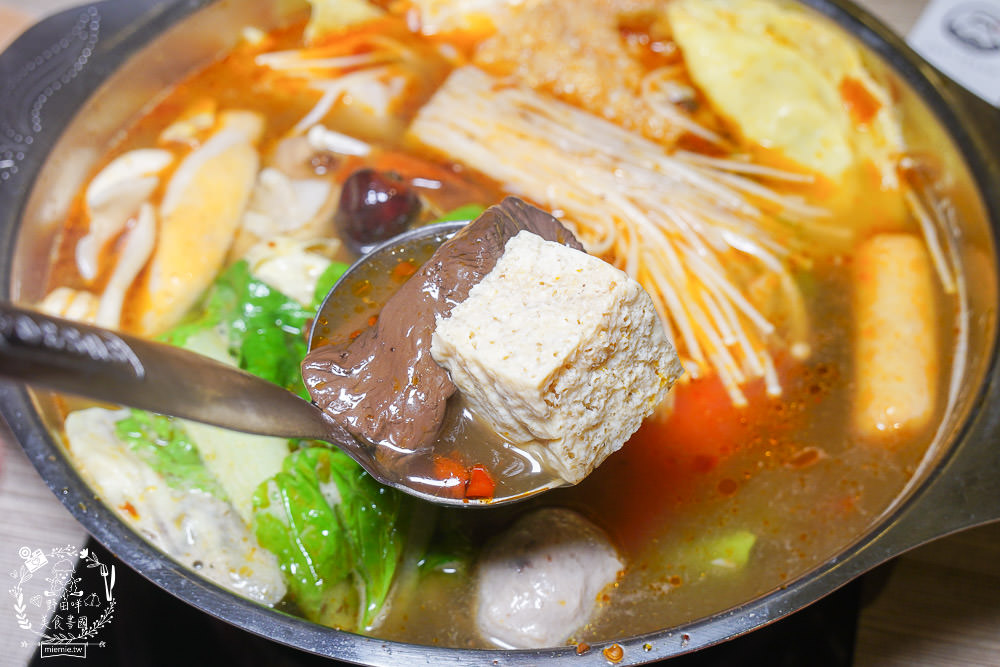 富士匠鍋物(東港店)11月週年慶優惠!888就能吃到精緻又澎湃的海陸套餐!白飯冰淇淋免費享用!四人同行送小海鮮拼盤!