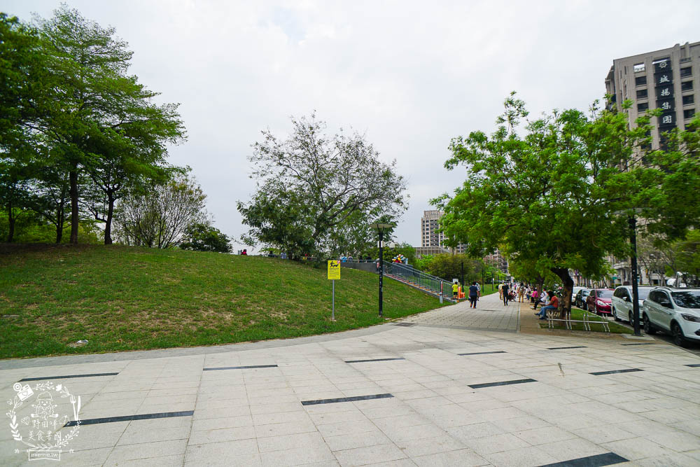 高雄[寶業里滯洪公園遊戲場]三條18公尺長的彎曲彩色溜滑梯!超好玩的滑步車賽道讓小孩放風的親子公園!