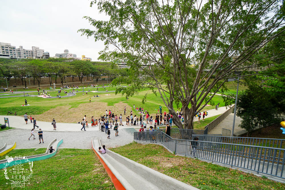 高雄[寶業里滯洪公園遊戲場]三條18公尺長的彎曲彩色溜滑梯!超好玩的滑步車賽道讓小孩放風的親子公園!