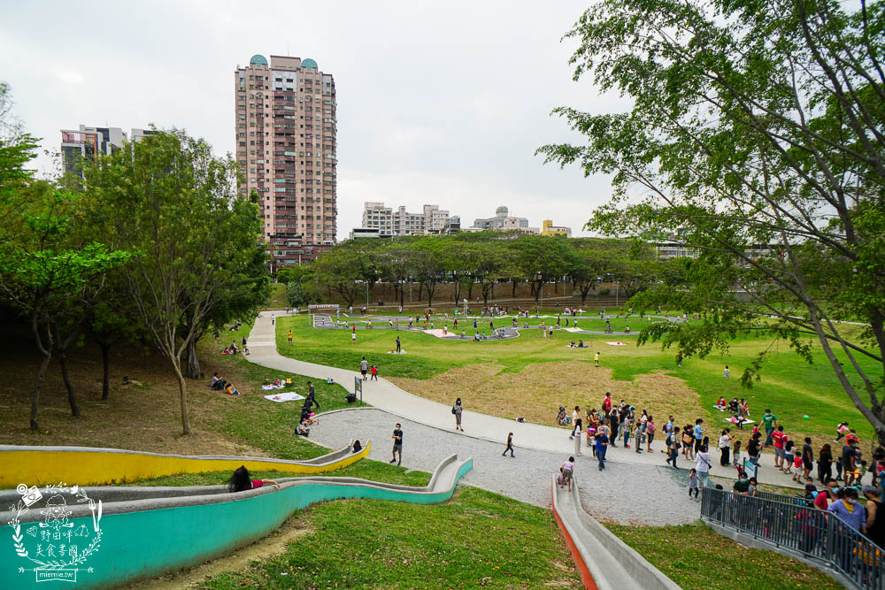 高雄[寶業里滯洪公園遊戲場]三條18公尺長的彎曲彩色溜滑梯!超好玩的滑步車賽道讓小孩放風的親子公園!