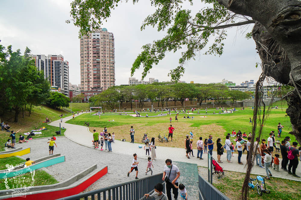 高雄[寶業里滯洪公園遊戲場]三條18公尺長的彎曲彩色溜滑梯!超好玩的滑步車賽道讓小孩放風的親子公園!