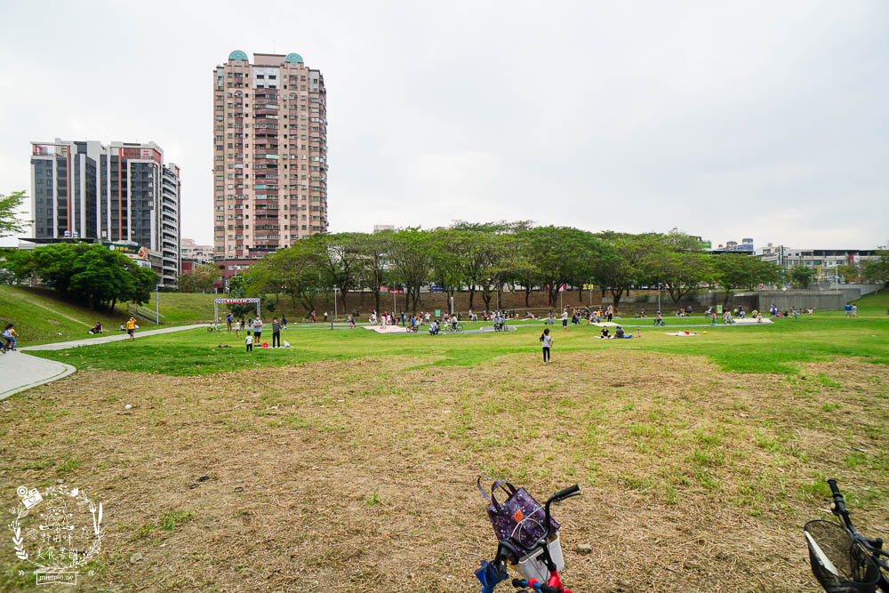 高雄[寶業里滯洪公園遊戲場]三條18公尺長的彎曲彩色溜滑梯!超好玩的滑步車賽道讓小孩放風的親子公園!