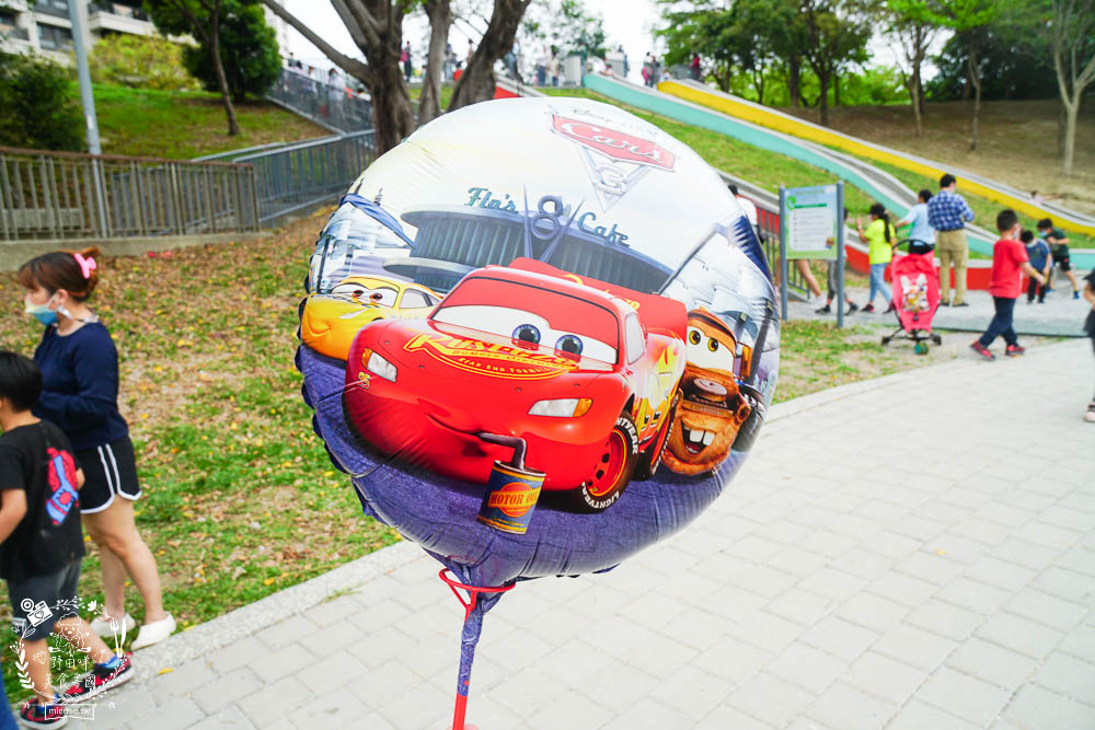 高雄[寶業里滯洪公園遊戲場]三條18公尺長的彎曲彩色溜滑梯!超好玩的滑步車賽道讓小孩放風的親子公園!