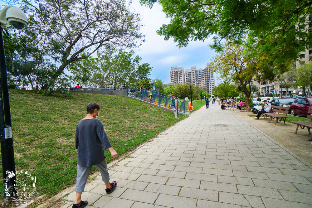 高雄[寶業里滯洪公園遊戲場]三條18公尺長的彎曲彩色溜滑梯!超好玩的滑步車賽道讓小孩放風的親子公園!