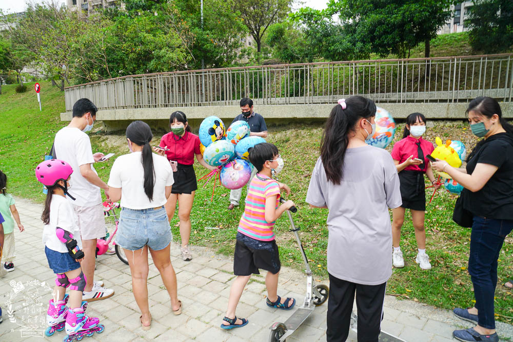 高雄[寶業里滯洪公園遊戲場]三條18公尺長的彎曲彩色溜滑梯!超好玩的滑步車賽道讓小孩放風的親子公園!