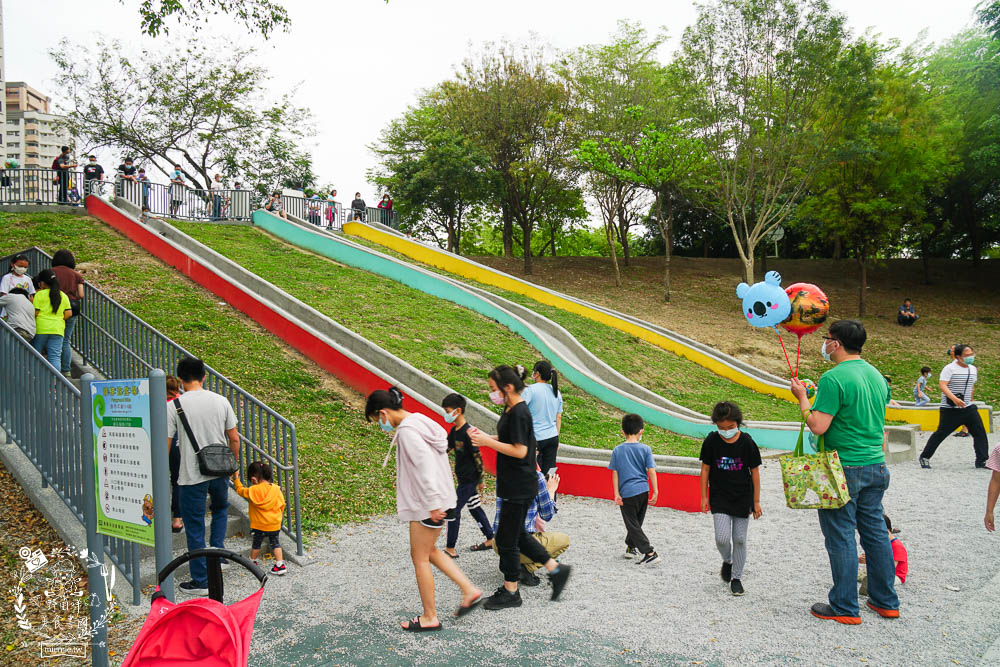 高雄[寶業里滯洪公園遊戲場]三條18公尺長的彎曲彩色溜滑梯!超好玩的滑步車賽道讓小孩放風的親子公園!