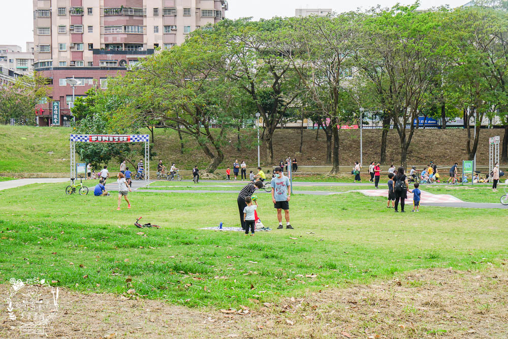 高雄[寶業里滯洪公園遊戲場]三條18公尺長的彎曲彩色溜滑梯!超好玩的滑步車賽道讓小孩放風的親子公園!