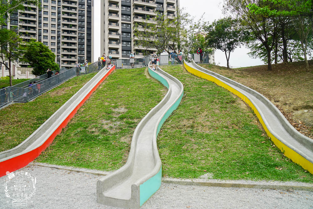 高雄[寶業里滯洪公園遊戲場]三條18公尺長的彎曲彩色溜滑梯!超好玩的滑步車賽道讓小孩放風的親子公園!