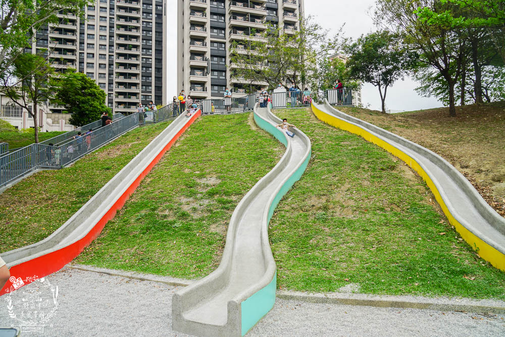 高雄[寶業里滯洪公園遊戲場]三條18公尺長的彎曲彩色溜滑梯!超好玩的滑步車賽道讓小孩放風的親子公園!