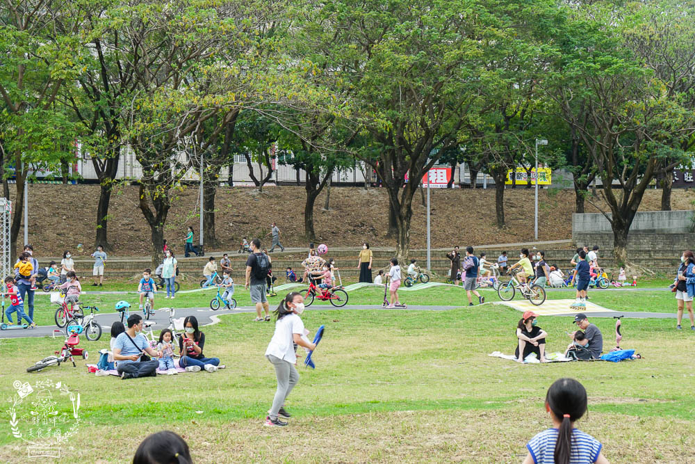 高雄[寶業里滯洪公園遊戲場]三條18公尺長的彎曲彩色溜滑梯!超好玩的滑步車賽道讓小孩放風的親子公園!