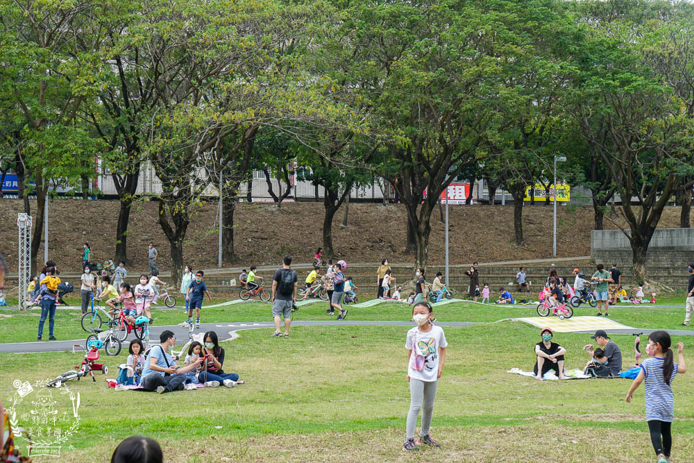 高雄[寶業里滯洪公園遊戲場]三條18公尺長的彎曲彩色溜滑梯!超好玩的滑步車賽道讓小孩放風的親子公園!