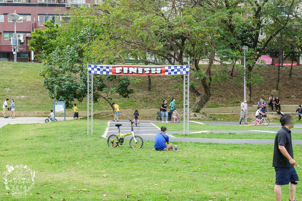 高雄[寶業里滯洪公園遊戲場]三條18公尺長的彎曲彩色溜滑梯!超好玩的滑步車賽道讓小孩放風的親子公園!