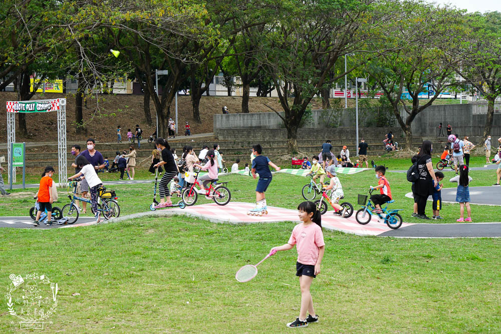 高雄[寶業里滯洪公園遊戲場]三條18公尺長的彎曲彩色溜滑梯!超好玩的滑步車賽道讓小孩放風的親子公園!