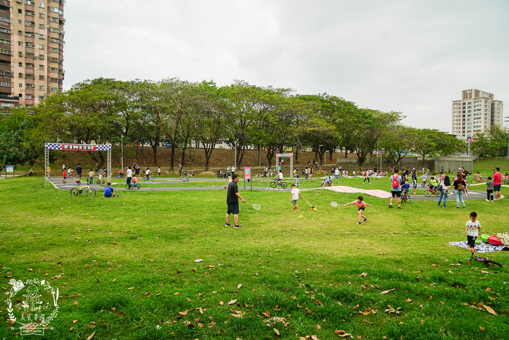 高雄[寶業里滯洪公園遊戲場]三條18公尺長的彎曲彩色溜滑梯!超好玩的滑步車賽道讓小孩放風的親子公園!