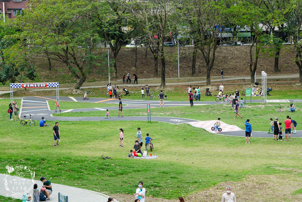 高雄[寶業里滯洪公園遊戲場]三條18公尺長的彎曲彩色溜滑梯!超好玩的滑步車賽道讓小孩放風的親子公園!