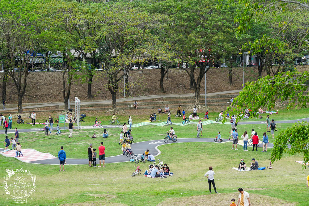 高雄[寶業里滯洪公園遊戲場]三條18公尺長的彎曲彩色溜滑梯!超好玩的滑步車賽道讓小孩放風的親子公園!