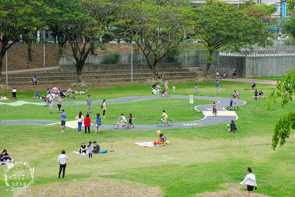 高雄[寶業里滯洪公園遊戲場]三條18公尺長的彎曲彩色溜滑梯!超好玩的滑步車賽道讓小孩放風的親子公園!
