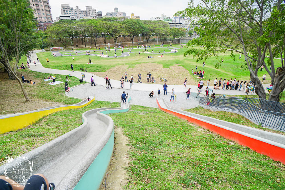 高雄[寶業里滯洪公園遊戲場]三條18公尺長的彎曲彩色溜滑梯!超好玩的滑步車賽道讓小孩放風的親子公園!