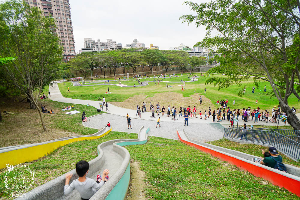 高雄[寶業里滯洪公園遊戲場]三條18公尺長的彎曲彩色溜滑梯!超好玩的滑步車賽道讓小孩放風的親子公園!