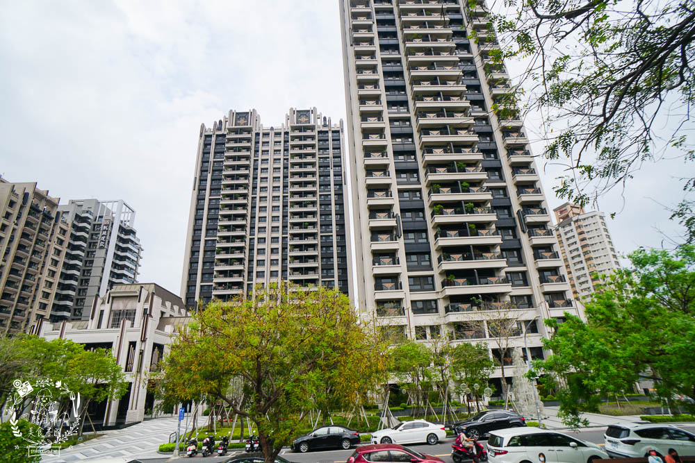 高雄[寶業里滯洪公園遊戲場]三條18公尺長的彎曲彩色溜滑梯!超好玩的滑步車賽道讓小孩放風的親子公園!