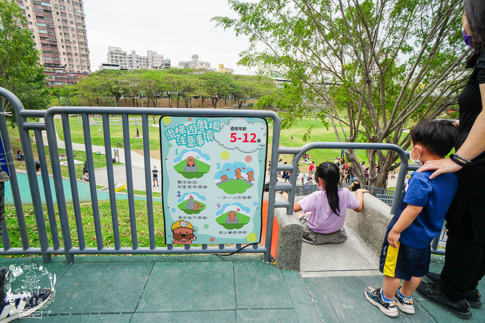 高雄[寶業里滯洪公園遊戲場]三條18公尺長的彎曲彩色溜滑梯!超好玩的滑步車賽道讓小孩放風的親子公園!
